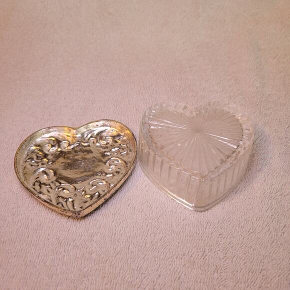 Clear Heart Shaped Glass Jewelry Box w/ Tarnished Silver Plated Cover Vintage - Picture 3 of 5